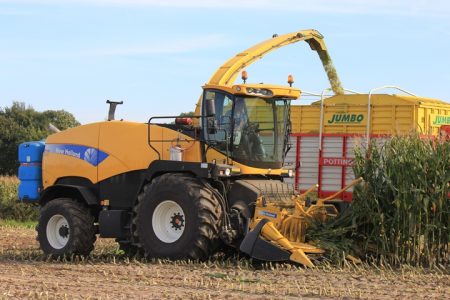  Loonbedrijf Vos uit Nagele met eveneens een NH FR9050 hakselaar. Foto's: J. Schutte