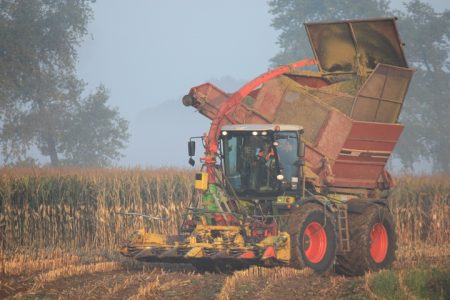 Loonbedrijf Ten Hove uit Kamperveen met hun Claas Xerion 3300 en Kemper hakselaar met bunker.